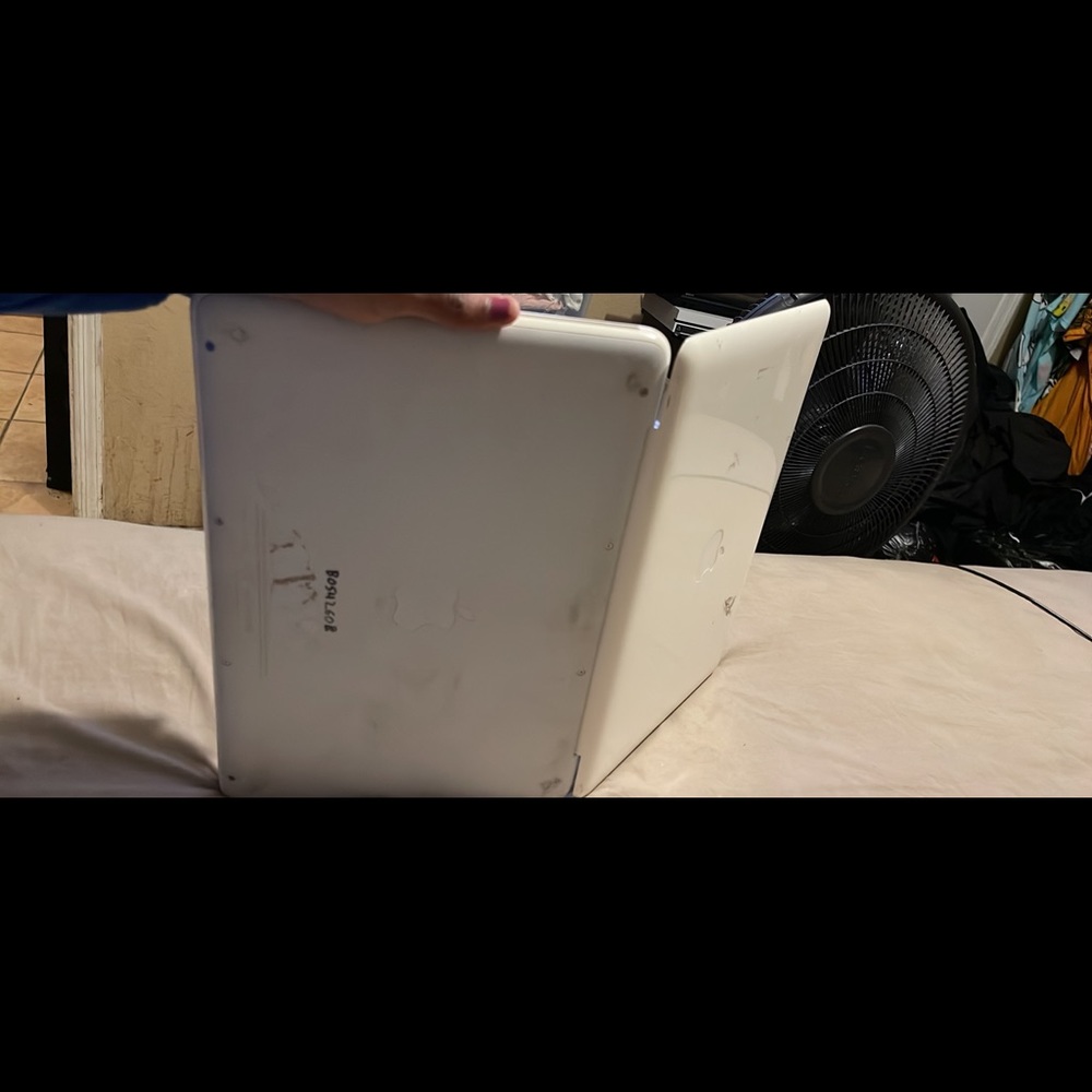 MacBook, white, has a charger with it